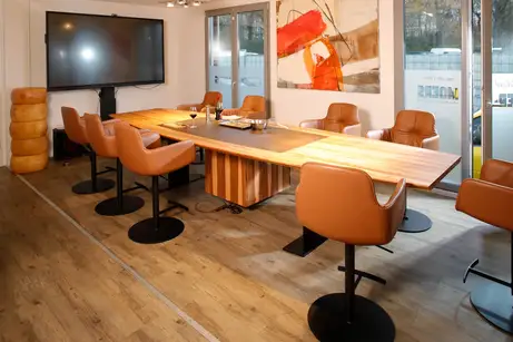 Besprechungstisch in Massivholz, höhenvestellbar mit Kochfeld 