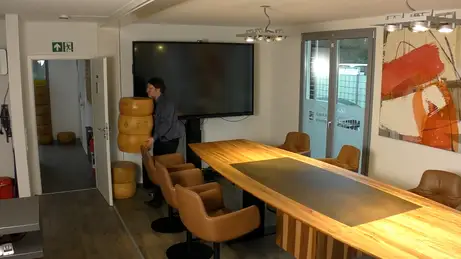 Höhenverstellbarer Konferenztisch aus Massivholz 3