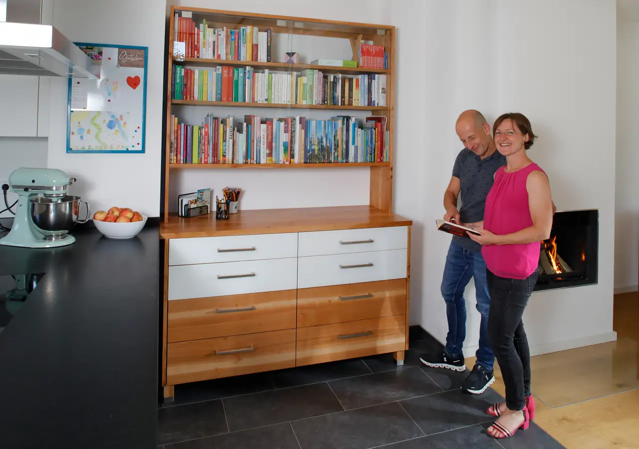 Bücherregal mit Glasschiebetür 