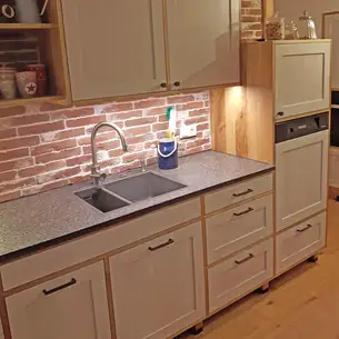 farbig lasierte Massivholzfronten