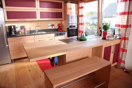 Rote Lederfront in der Massivholzküche 