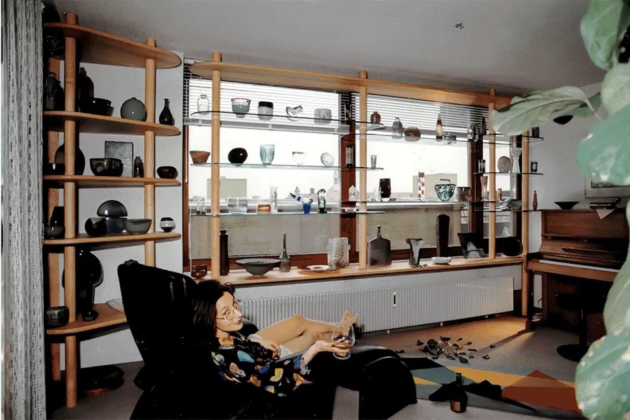 Massivholz und Glas als Fensterregal 