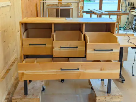 Massivholzmöbel für Schallplatten und CDs in leer in unserer Werkstatt 
