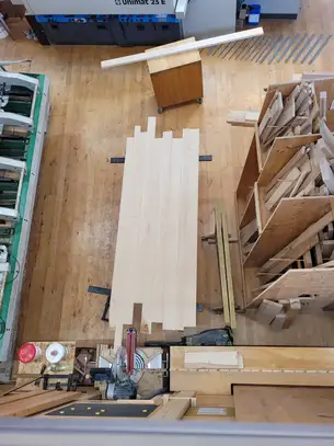 Die fertig verleimte Platte des höhenverstellbaren Schreib- und Esstisches 