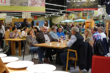 Massivholz-Ausziehtische im täglichen Einsatz Massivholz-Ausziehtische im täglichen Einsatz