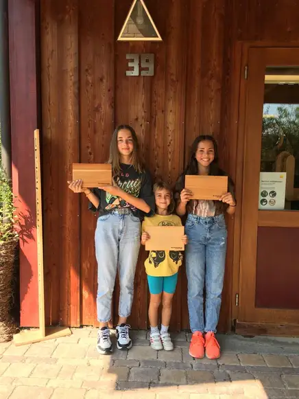 Die Kinder bekommen eine Führung durch die Werkstatt und Brotzeitbrettchen Die Kinder bekommen eine Führung durch die Werkstatt und Brotzeitbrettchen