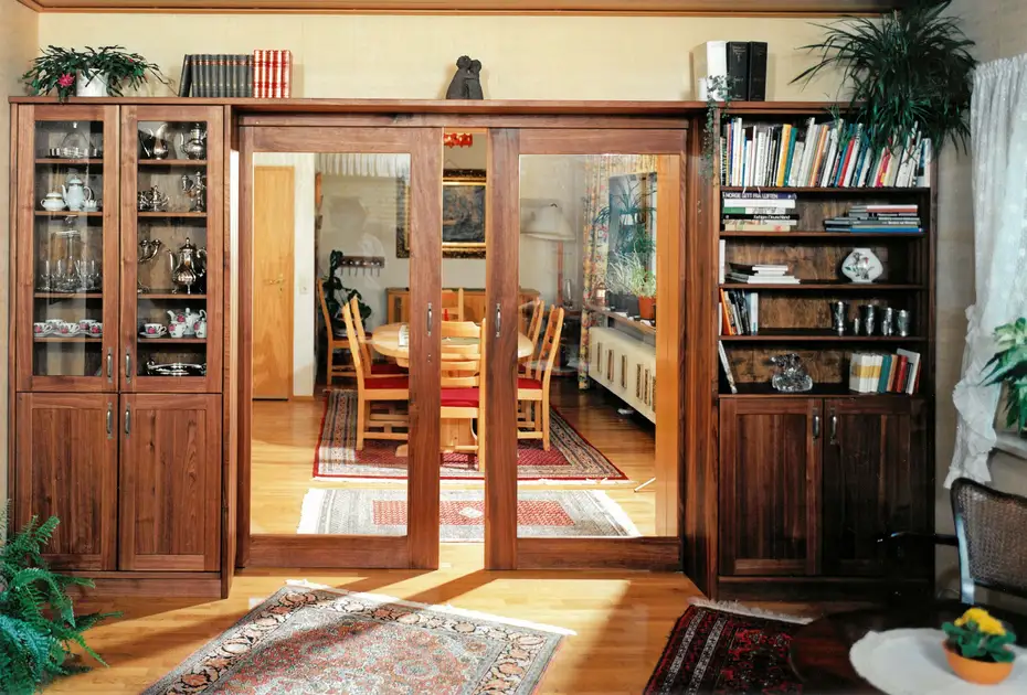 Flügelschiebetür mit Vitrine und Bücherregal 