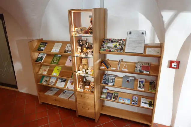 Massivholzregal im Deutschen Hirtenmuseum 