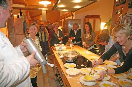 Kochtruppe bei den Möbelmachern