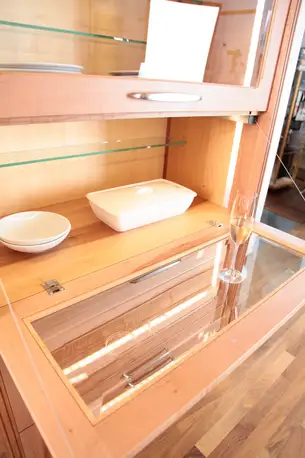 Servierklappe im Barschrank 