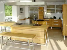 designte Bank mit schrägem Edelstahlgestell designte Bank mit schrägem Edelstahlgestell