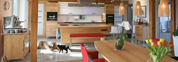 Einzelanfertigung der Massivholzküche Massivholzküche in Buche mit weißem Glas als NAturholzküche und Vollholzküche