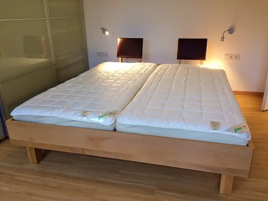 Buchenbett mit geteilter Lederlehne