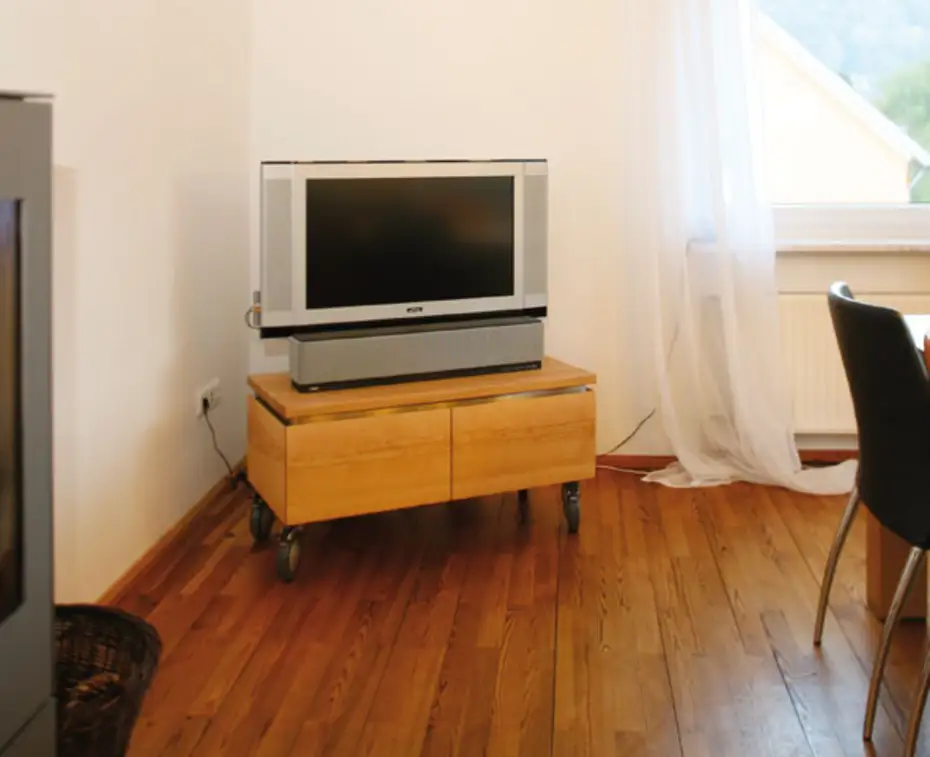 Fernsehschrank auf Rollen mit Edelstahlrahmen