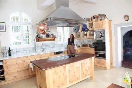 Schlossküche aus Buchen-Maserholz mit Verwachsungen  