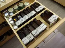 Gewürzschublade neben dem Kochfeld 