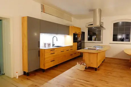 Holz- und Granitfronten in der Massivholzküche Holz- und Granitfronten in der Massivholzküche