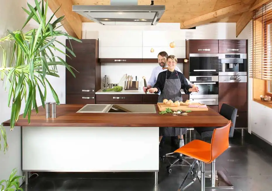 Diana Burkel und herwig Danzer zeigen, wie sie mit Zwiebeln umgehen können