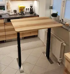 Auch kleine Küchen wertet der höhenverstellbare Esstisch spürbar auf 