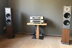 Hifi-Tischchen aus Elsbeere