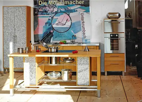 Offene Roste zwischen den Containern in unserer Ausstellungsküche Offene Roste zwischen den Containern in unserer Ausstellungsküche