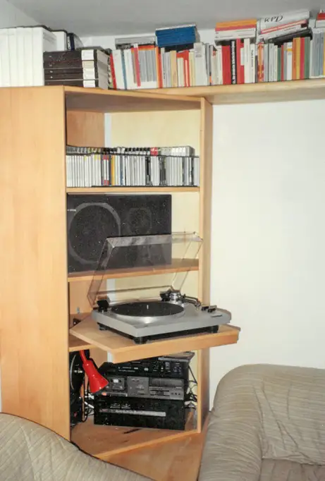 Hifi-Anlage im Eckschrank 