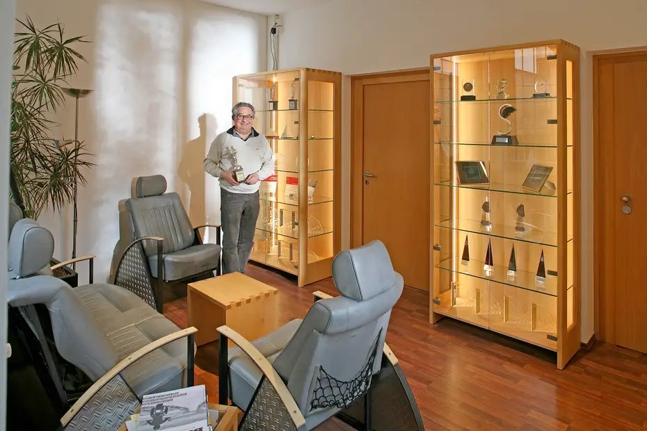 Massivholzvitrinen für Filmpreise 