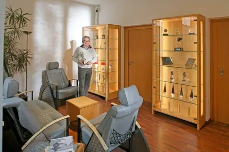 Martin Feldmann vor den Buchenvitrinen