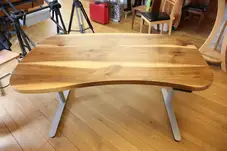 Massivholzschreibtisch höhenverstellbar in Nussbaum