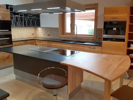 Komplette Keramikplatte für den Kochbereich, Holz im Sitzbereich 