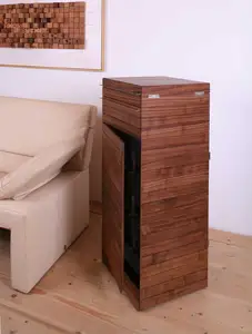 Schlichter Kubus aus Nussbaum als Barschrank 