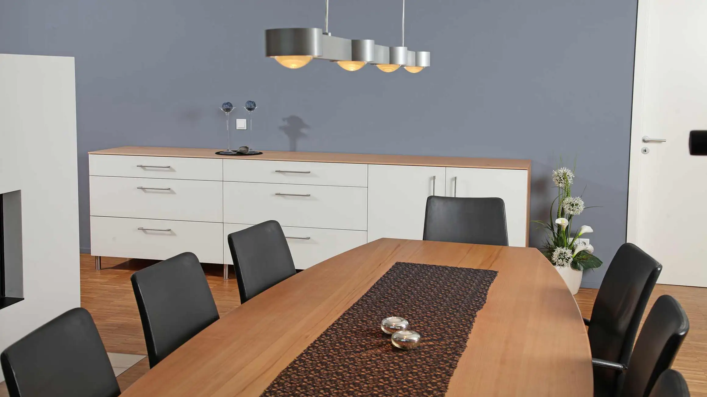 Sideboard aus Glas und Massivholz und Massivholztisch Sideboard aus Glas und Massivholz und Massivholztisch