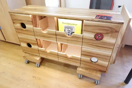 Schallplattenschrank aus fränkischem Rüster-Massivholz 