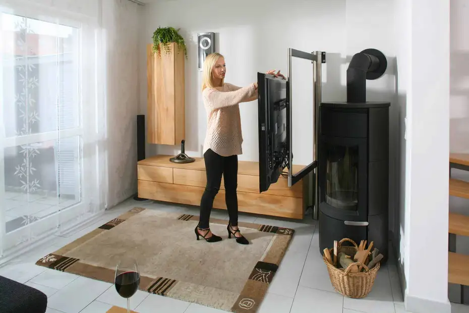 TV-Lowboard mit raffinierter Schwenkmechanik 