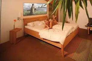 Buchenbett mit Schreinerin Simone in unserer Ausstellung