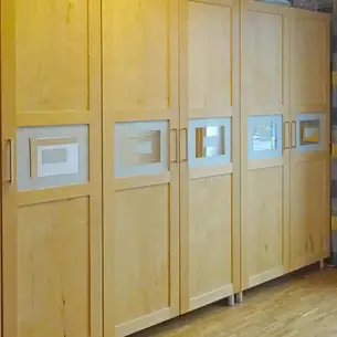 Partiell sandgestrahlter Spiegel im Holzrahmen 