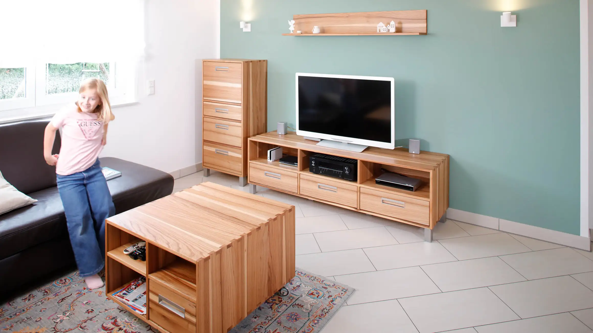 Wohnzimmer aus Rüster Massivholz mit gezinkten Kantenverbindungen Wohnzimmer aus Rüster Massivholz mit gezinkten Kantenverbindungen