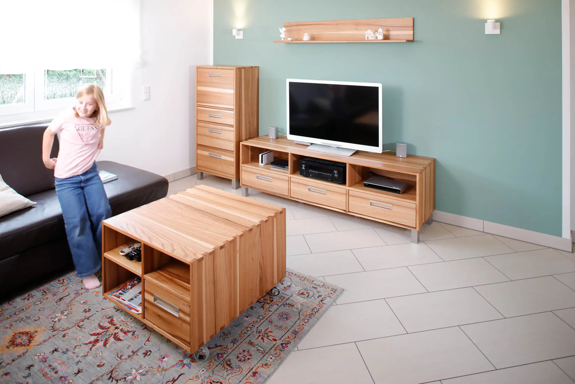 Wohnzimmer aus Rüster Massivholz mit gezinkten Kantenverbindungen Wohnzimmer aus Rüster Massivholz mit gezinkten Kantenverbindungen