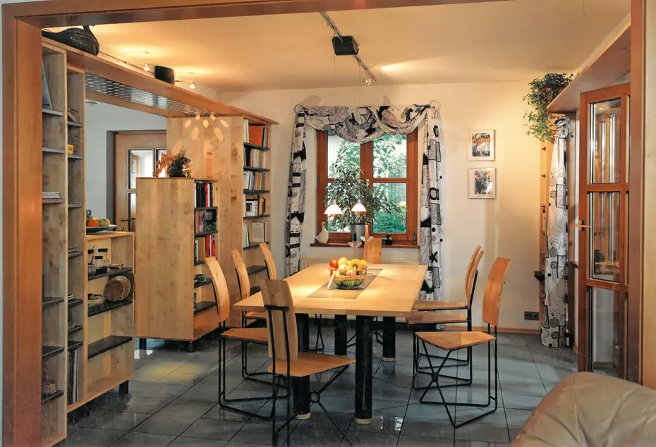 Doppelt nutzbare Raumteiler in Ahorn mit Rohstahl 