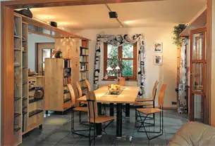 Garderobe und Essplatz mit doppelt nutzbaren Bücherregalen 