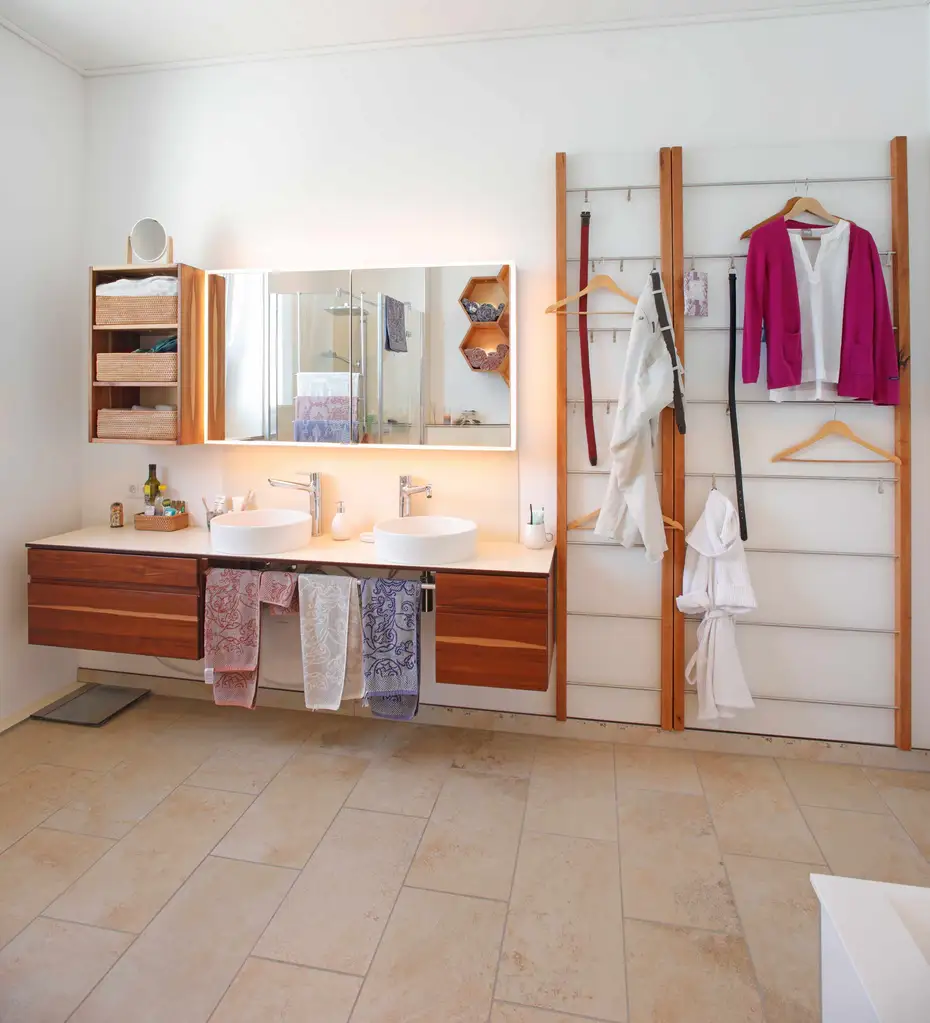 Badezimmerwaschtisch aus Zwetschgenmassivholz 