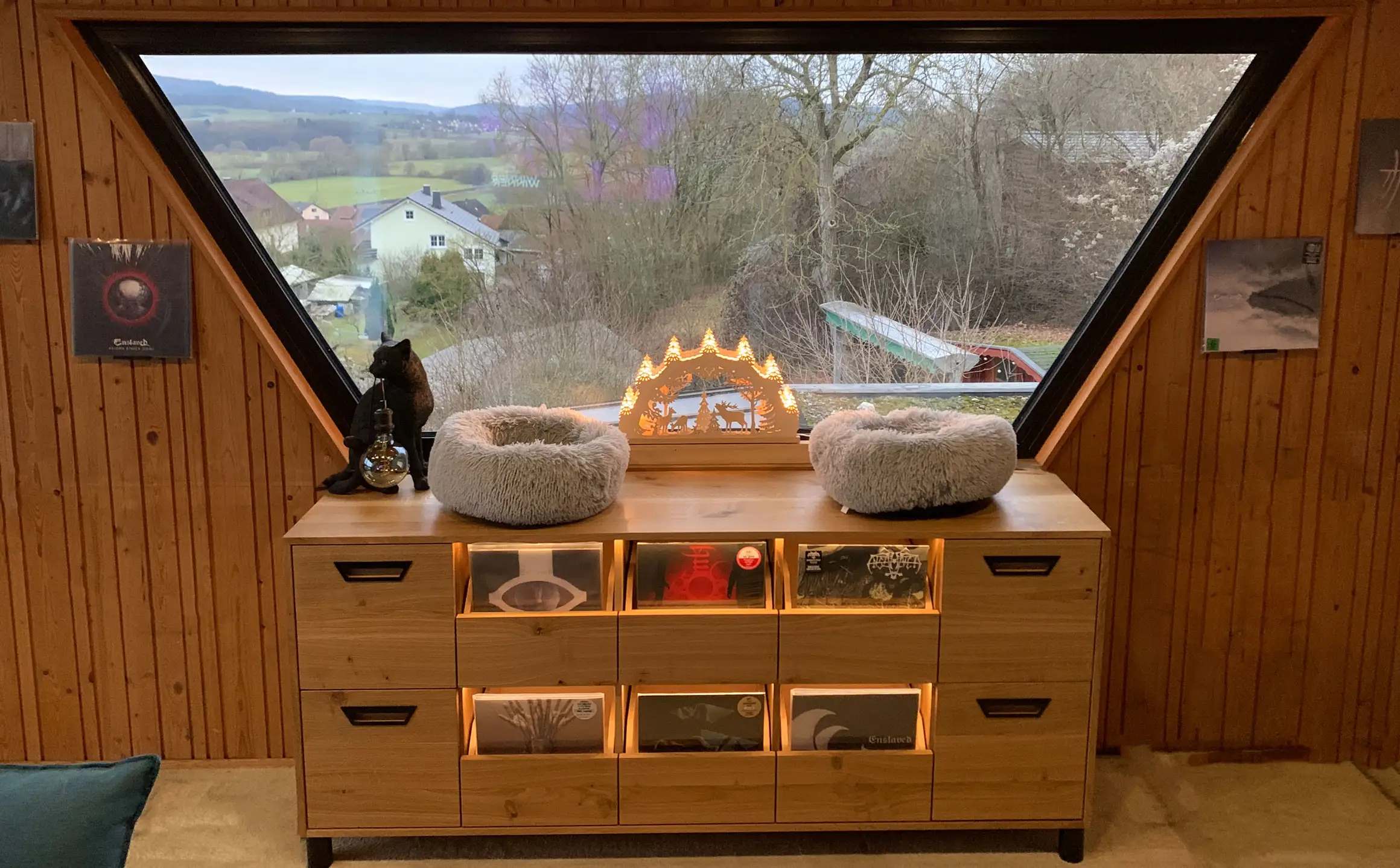 Schallplattenmöbel angepasst an das Panoramafenster 