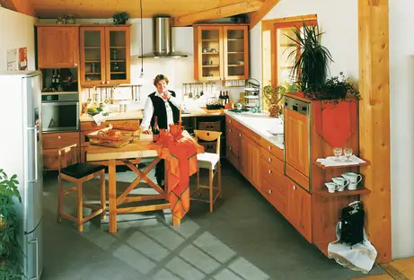 Landhausküche in fränkischem Kirschbaum 