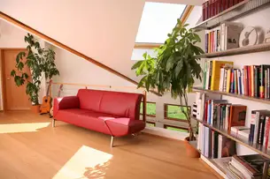 Originelles Bücherregal mit Edelstahlböden und -seilen 