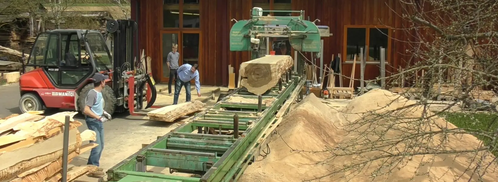 Nussbaum auf der mobilen Säge der Möbelmacher