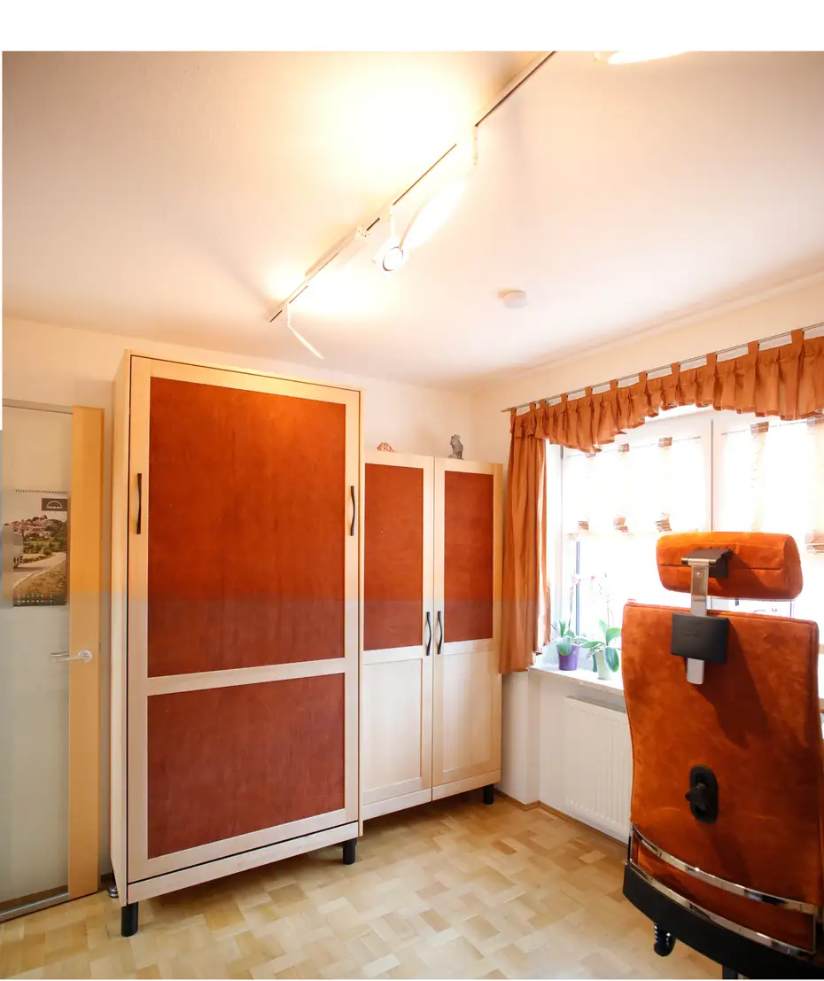 Klappbett und Gästebett in Massivholz auf Füßen 