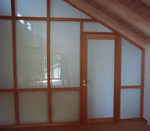 Innenausbau mit Rahmen und Türen aus Massivholz Innenausbau mit Rahmen und Türen aus Massivholz