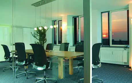 Klassischer Konferenztisch mit Bürostühlen