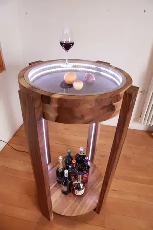 Stehtisch mit Barfunktion aus Nussbaum 