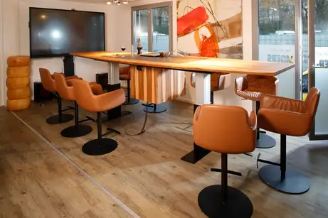 Konferenztisch in Massivholz, höhenvestellbar